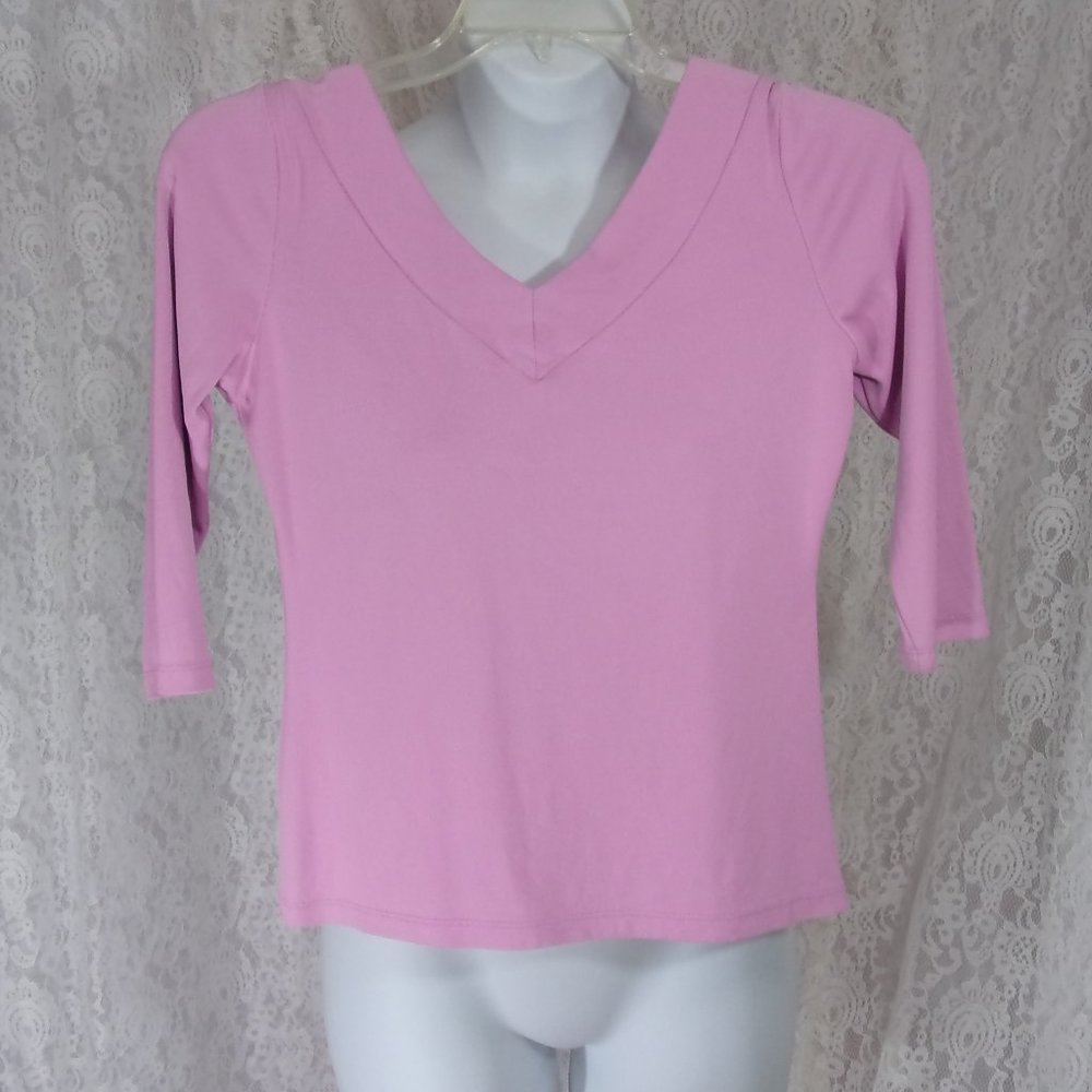 🏵️🏵️ 2/$15 🏵️🏵️ Carilyn Vaile Lilac Pink V Neck Stretch Top NWOT  Siz